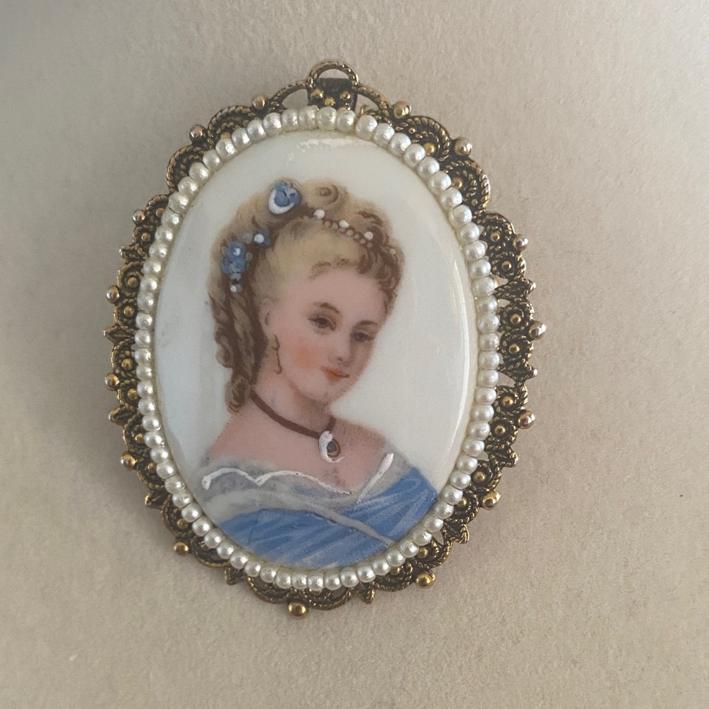 Vintage 1950s Limoges Porcelain Hand painted Cameo Pendant/Brooch with Pearls
